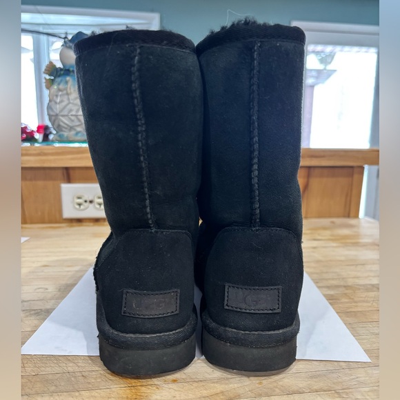 Ugg classic short black boot. Size 9 - Picture 3 of 7